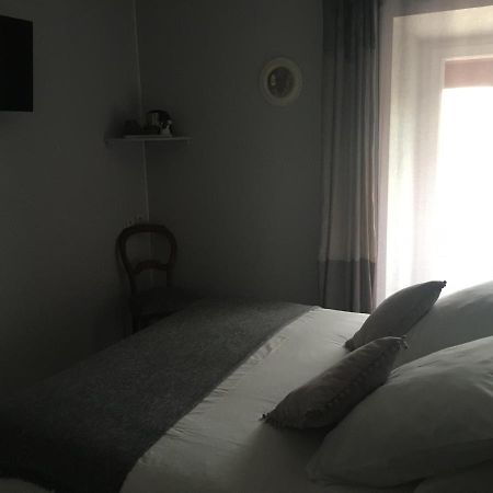 Hôtel L'un des sens à Villefranche-de-Lonchat Extérieur photo