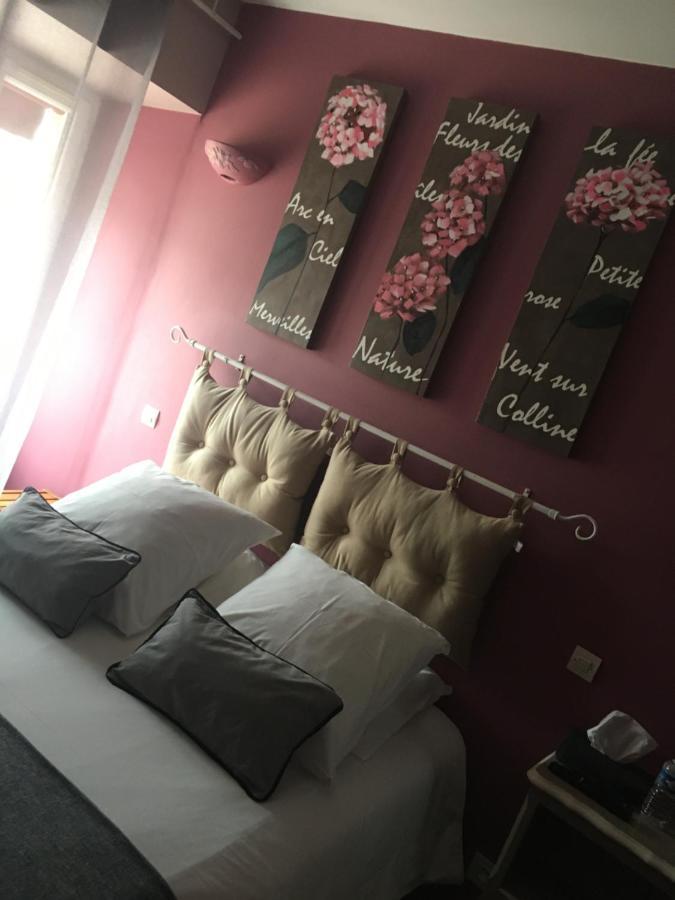Hôtel L'un des sens à Villefranche-de-Lonchat Extérieur photo