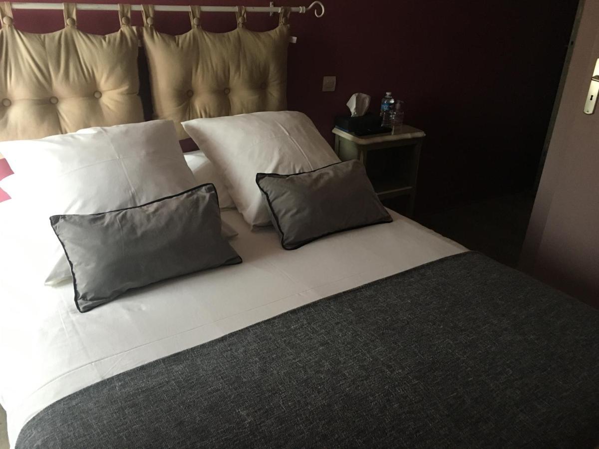 Hôtel L'un des sens à Villefranche-de-Lonchat Extérieur photo