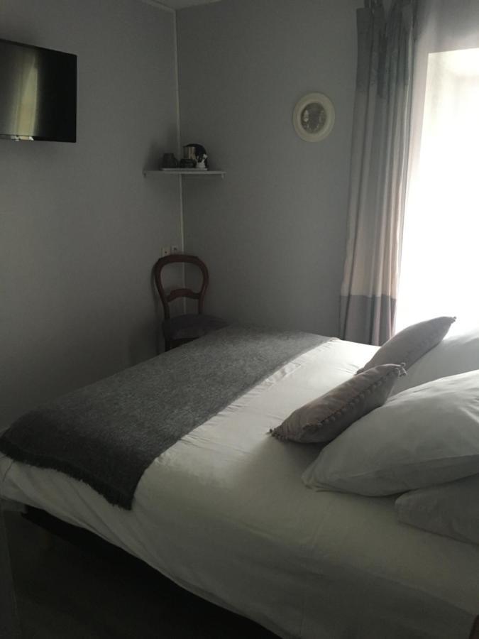 Hôtel L'un des sens à Villefranche-de-Lonchat Extérieur photo