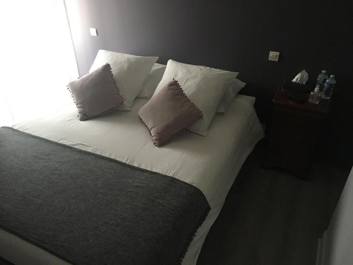 Hôtel L'un des sens à Villefranche-de-Lonchat Extérieur photo