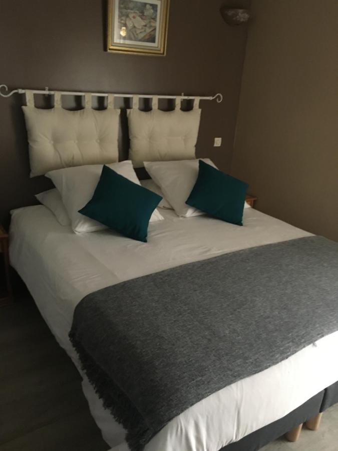 Hôtel L'un des sens à Villefranche-de-Lonchat Extérieur photo