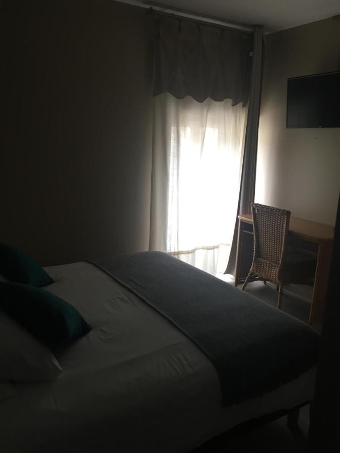 Hôtel L'un des sens à Villefranche-de-Lonchat Extérieur photo