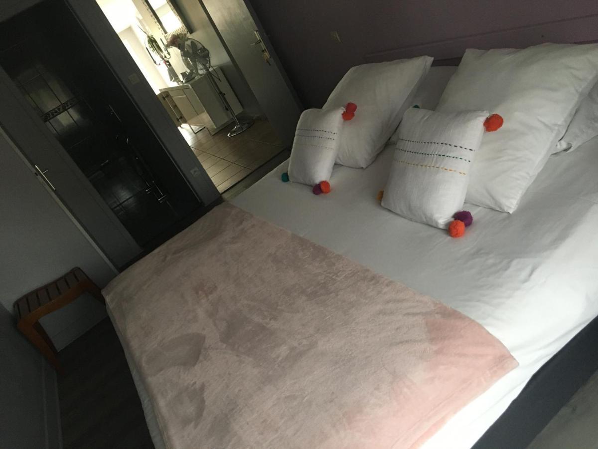 Hôtel L'un des sens à Villefranche-de-Lonchat Extérieur photo