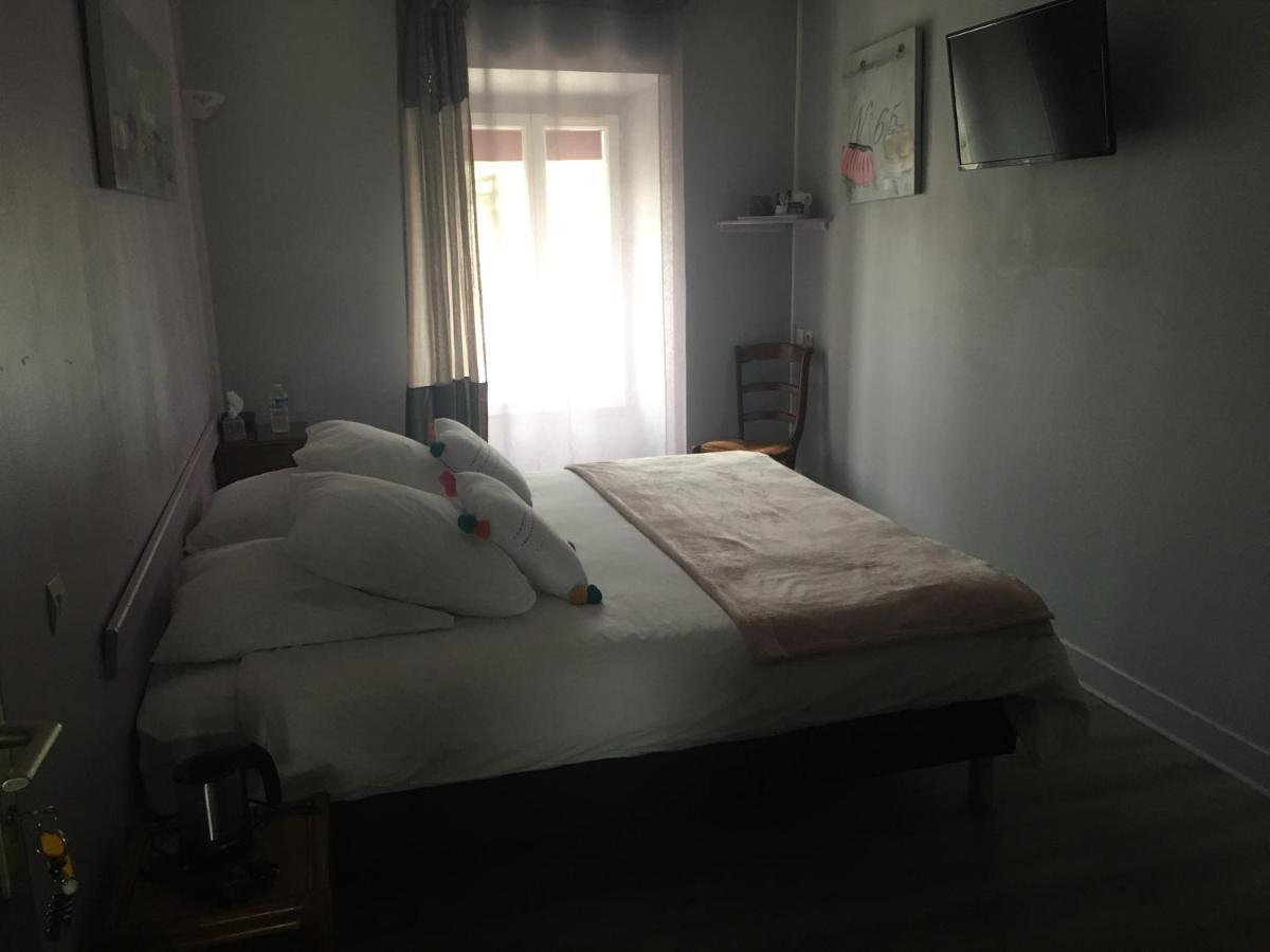 Hôtel L'un des sens à Villefranche-de-Lonchat Extérieur photo
