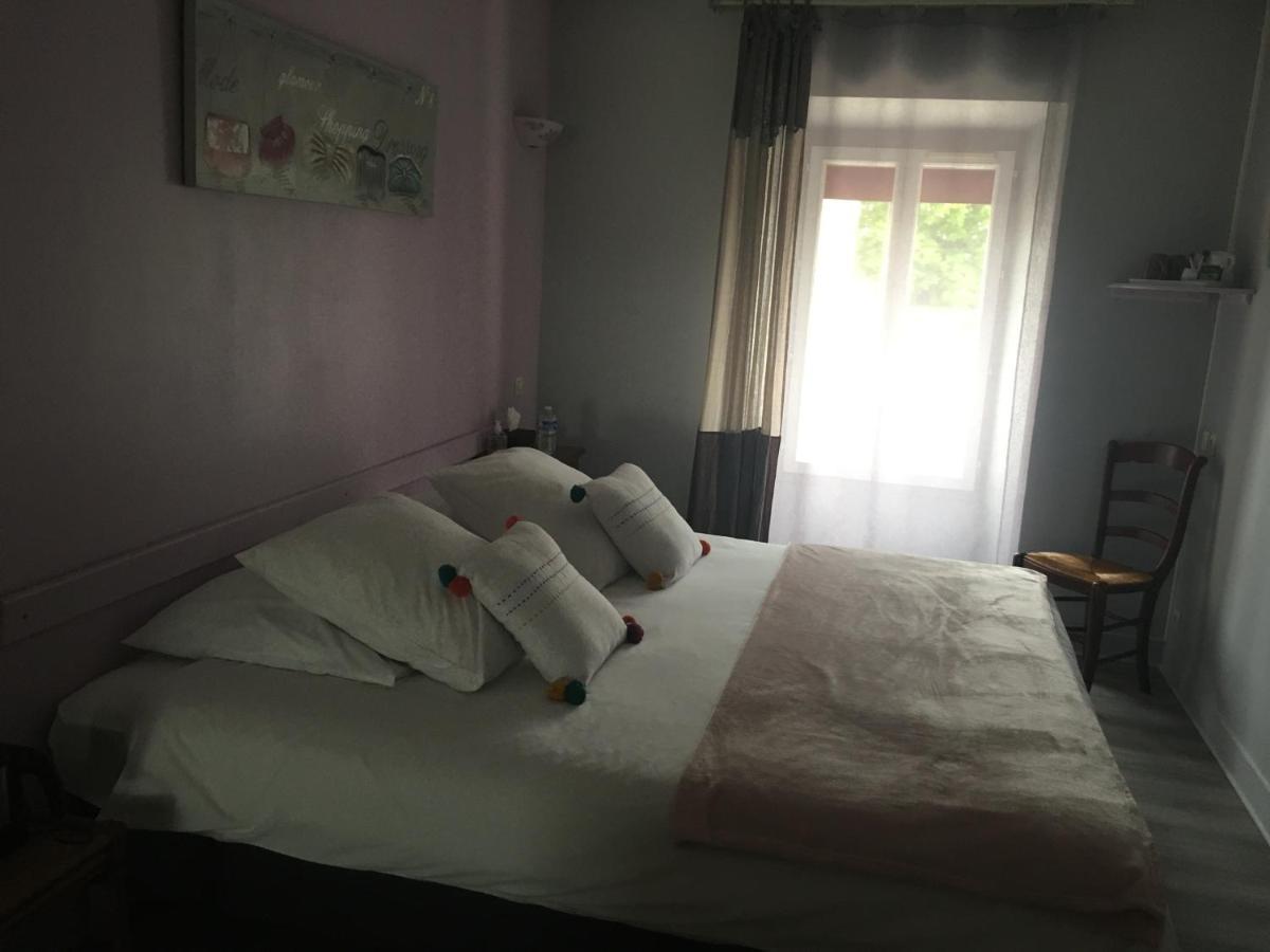 Hôtel L'un des sens à Villefranche-de-Lonchat Extérieur photo