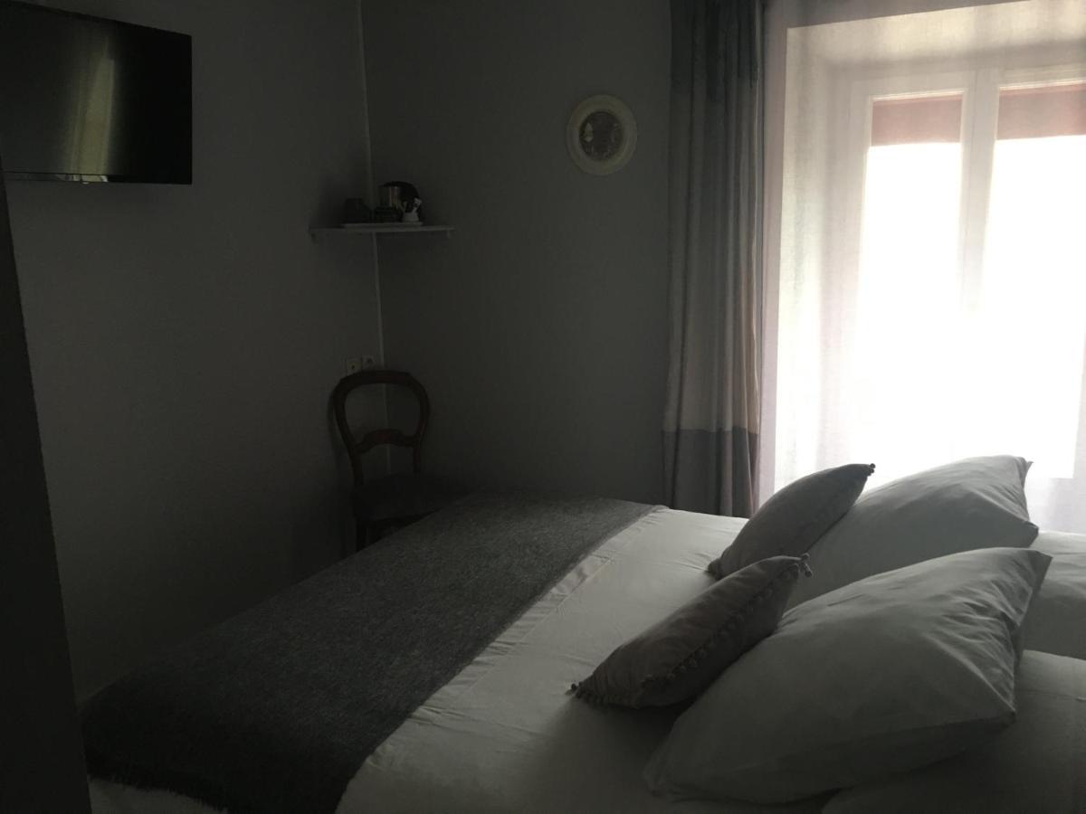 Hôtel L'un des sens à Villefranche-de-Lonchat Extérieur photo